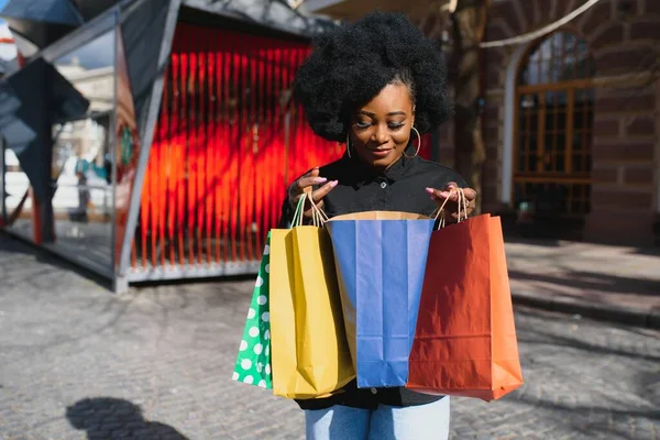 Attraktiv Ung Afro Amerikansk Kvinna Shopping Shoppingväskor Utomhus Gatuvy Lämplig — Stockfoto