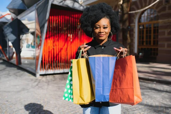 Porträtt Vacker Ung Svart Kvinna Leende Med Shoppingväskor Utanför — Stockfoto