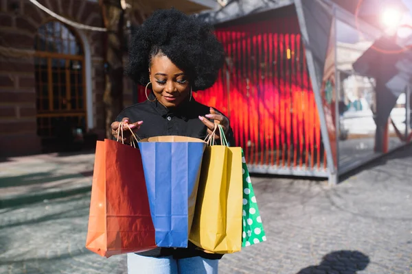 Attraktiv Ung Afro Amerikansk Kvinna Shopping Shoppingväskor Utomhus Gatuvy Lämplig — Stockfoto