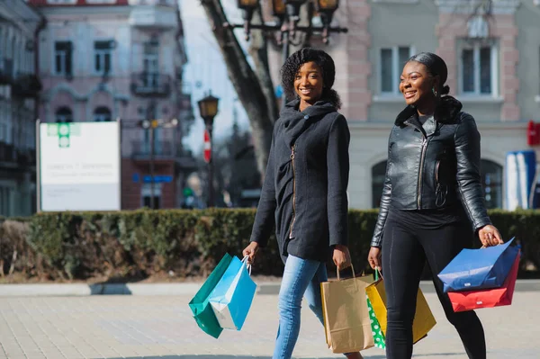 Двоє Американських Жінок Афроамериканців Під Час Подорожі Покупками Барвистими Сумками — стокове фото