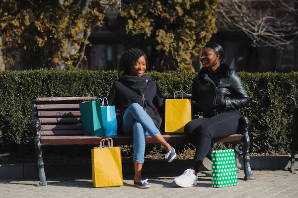 Zwei Afroamerikanische Freundinnen Der Stadt Auf Einkaufstour Mit Bunten Einkaufstaschen — Stockfoto