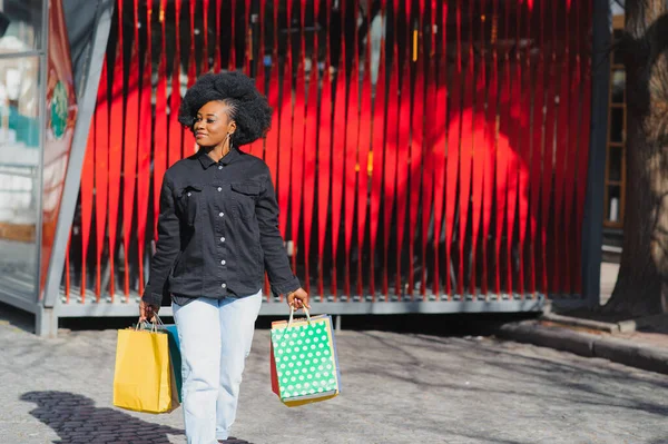 Atractiva Joven Afroamericana Compras Bolsas Compras Aire Libre Vista Calle — Foto de Stock