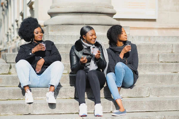 Três Belas Elegantes Meninas Pele Escura Com Cabelos Longos Uma — Fotografia de Stock