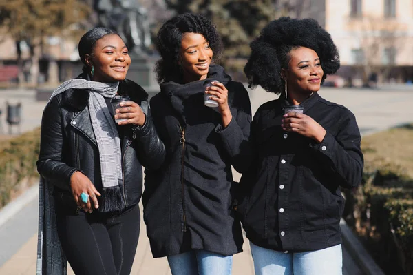 Mooi Meisje Met Afro Kapsel Lopen Straat — Stockfoto