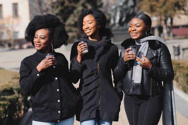 Drie Stijlvolle Afrikaanse Amerikaanse Meisjes Drinken Koffie Straat Plezier Hebben — Stockfoto