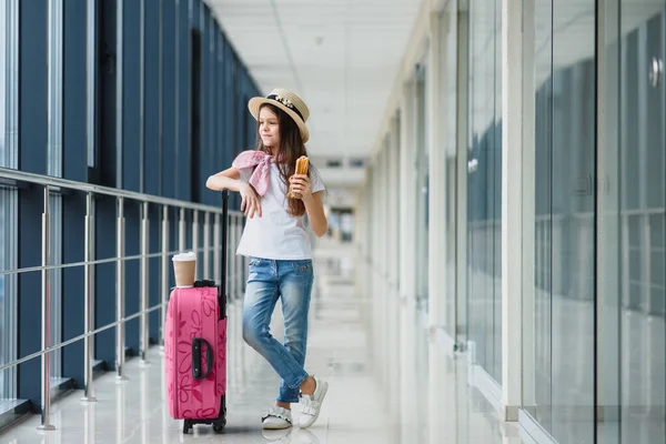 Kleines Entzückendes Kind Auf Dem Flughafen Das Drinnen Auf Das — Stockfoto