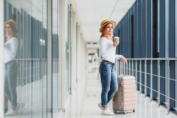 Portrét Úspěšné Podnikatelky Která Cestuje Kufříkem Letišti Krásné Stylové Ženské — Stock fotografie