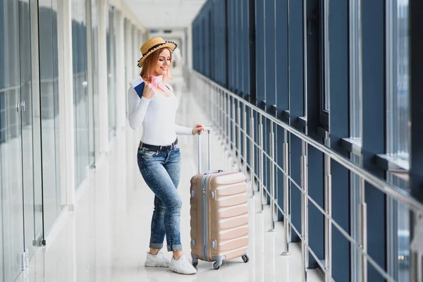 Junge Frau Legerer Kleidung Posiert Flughafen Hält Tasche Der Hand — Stockfoto