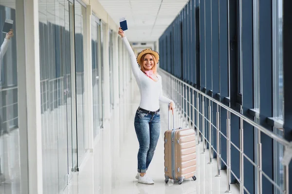 Bereit Für Die Reise Frau Hält Reisepass Der Hand Mit — Stockfoto