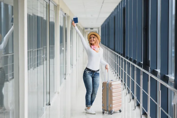 Bereit Für Die Reise Frau Hält Reisepass Der Hand Mit — Stockfoto