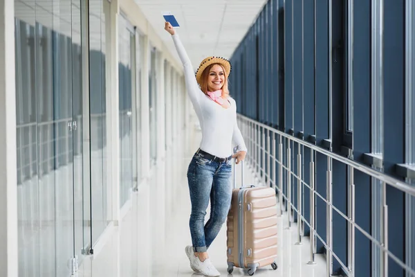 Reiseleiterin Läuft Mit Koffer Auf Dem Flughafen Touristisches Konzept Frau — Stockfoto