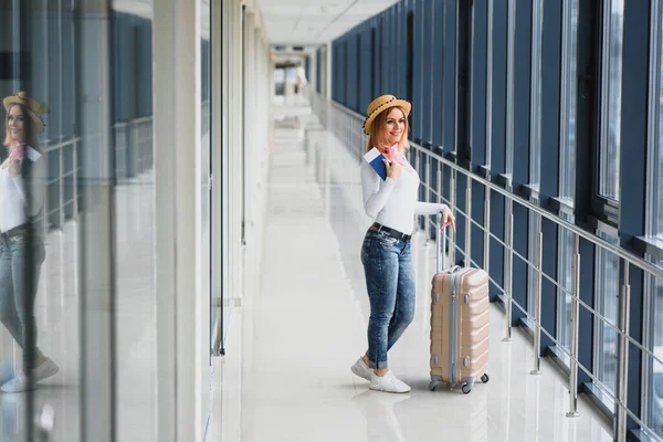 Reiseleiterin Läuft Mit Koffer Auf Dem Flughafen Touristisches Konzept Frau — Stockfoto