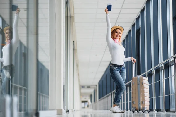 Reiseleiterin Läuft Mit Koffer Auf Dem Flughafen Touristisches Konzept Frau — Stockfoto