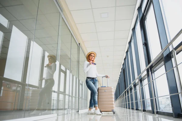 Dívka Cestující Chodí Příručním Zavazadlem Letišti Turistická Koncepce Žena Prochází — Stock fotografie