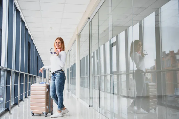 Eine Frau Mit Handgepäck Läuft Flughafenterminal — Stockfoto