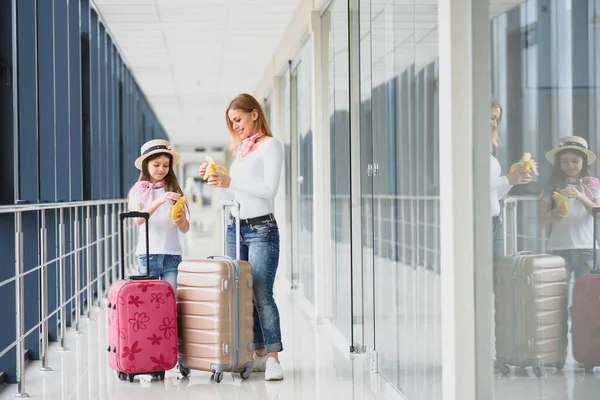 Mujer Con Niña Aeropuerto Internacional Madre Con Bebé Esperando Vuelo —  Fotos de Stock