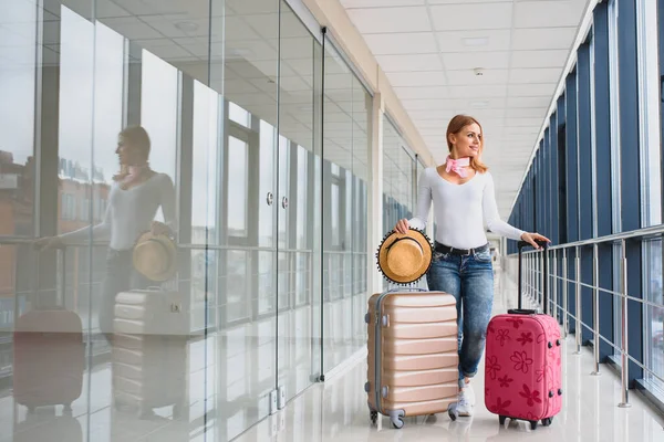 Lässig Gekleidete Junge Stylische Reisende Die Der Abflughalle Des Flughafenterminals — Stockfoto