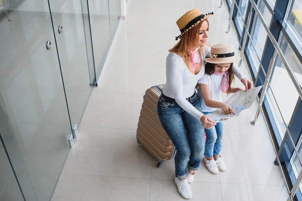 Ευτυχισμένη Μητέρα Και Κόρη Στο Αεροδρόμιο Ταξιδεύουν Μαζί — Φωτογραφία Αρχείου