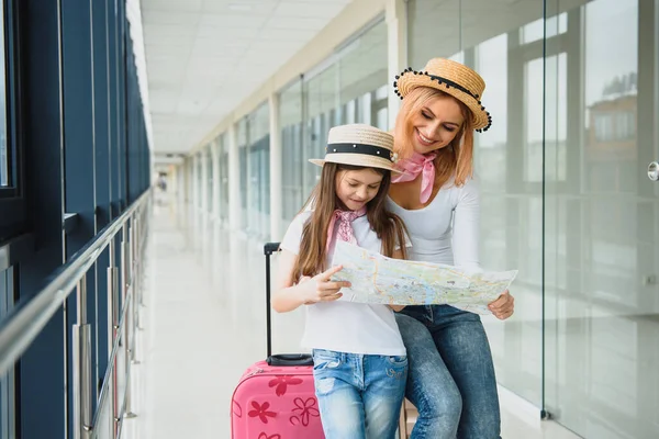 Madre Hija Pequeña Con Equipaje Mapa Terminal Del Aeropuerto Listo —  Fotos de Stock