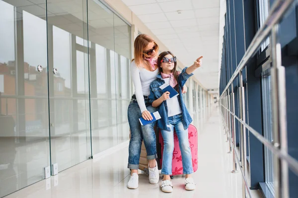 Mutter Und Kleine Tochter Mit Gepäck Und Bordkarte Und Reisepass — Stockfoto