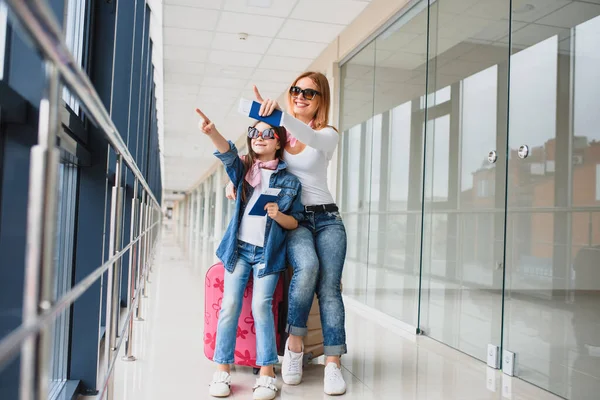 Mãe Feliz Filha Aeroporto Viajando Juntos — Fotografia de Stock