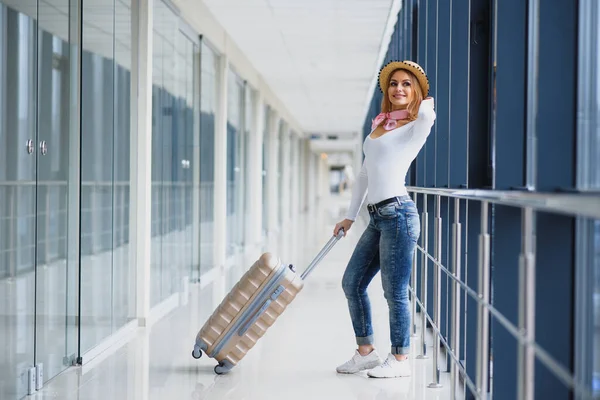 Lässig Gekleidete Junge Stylische Reisende Die Der Abflughalle Des Flughafenterminals — Stockfoto