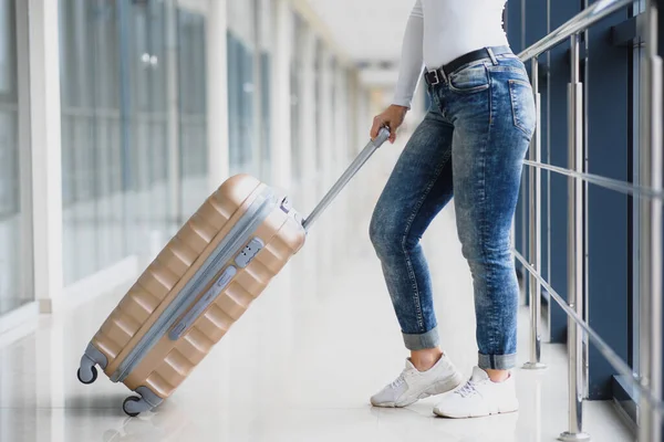Eine Frau Mit Handgepäck Läuft Flughafenterminal — Stockfoto