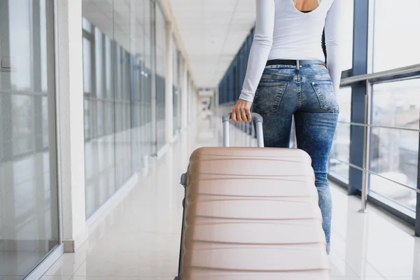 Podróżująca Dziewczyna Walizką Lotnisku Koncepcja Turystyczna Kobieta Przechodzi Przez Terminal — Zdjęcie stockowe