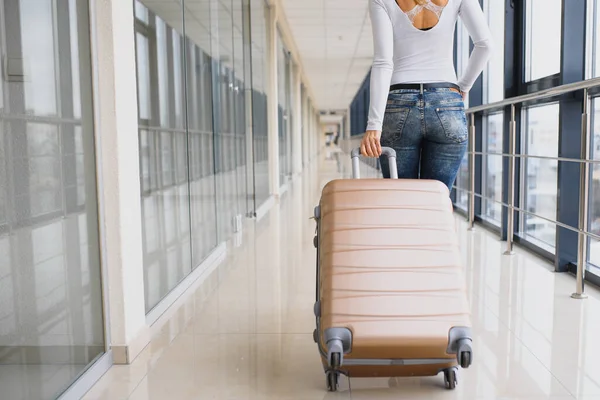 Eine Frau Mit Handgepäck Läuft Flughafenterminal — Stockfoto