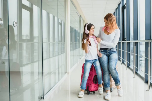 Mère Petite Fille Avec Bagages Terminal Aéroport Prêts Pour Les — Photo