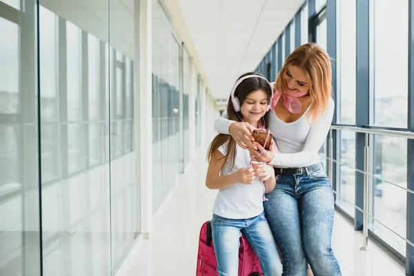 Joyeux Jeune Mère Fille Marchant Dans Terminal Aéroport Tout Portant — Photo