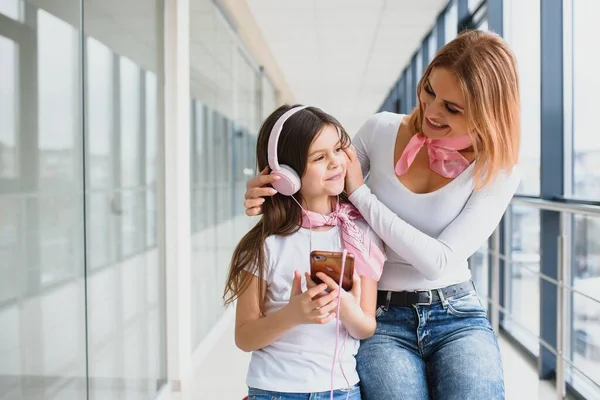 Glückliche Junge Mutter Und Ihre Tochter Gehen Mit Einem Koffer — Stockfoto