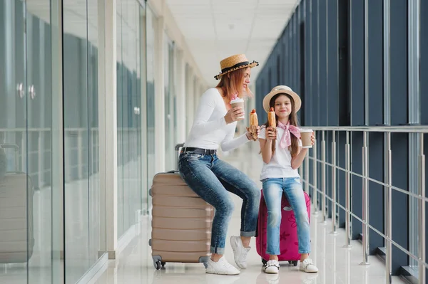 Madre Hija Pequeña Con Equipaje Terminal Del Aeropuerto Listo Para —  Fotos de Stock