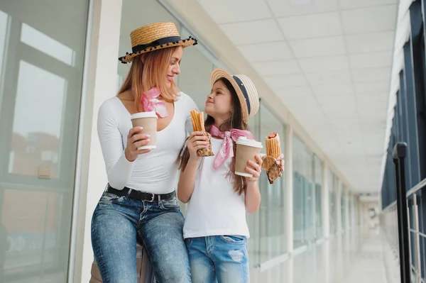 Mother Little Daughter Luggage Airport Terminal Ready Vacation — Stock Photo, Image