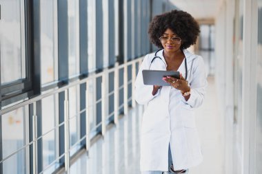 Mutlu Afrikalı doktor tablet bilgisayar kullanıyor.