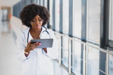 Mutlu Afrikalı doktor tablet bilgisayar kullanıyor.