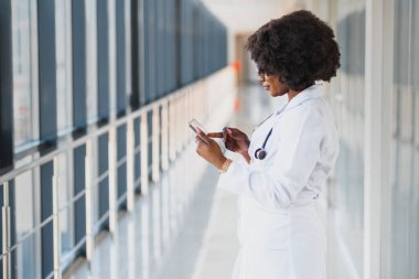 Mutlu Afrikalı doktor tablet bilgisayar kullanıyor.