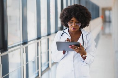 Mutlu Afrikalı doktor tablet bilgisayar kullanıyor.