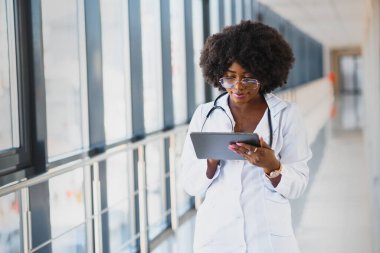 Mutlu Afrikalı doktor tablet bilgisayar kullanıyor.