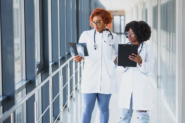 Successful African American Medical Workers Studying Patient Ray — Stock Photo, Image