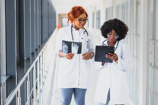 Successful African American Medical Workers Studying Patient Ray — Stock Photo, Image