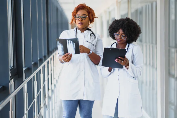 African Doctors Looking Patient Ray Hospital — Stock Photo, Image