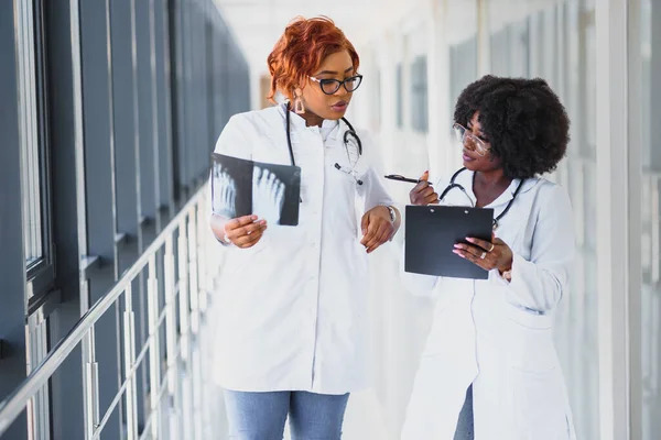 Trabalhadores Médicos Afro Americanos Bem Sucedidos Que Estudam Radiografias Pacientes — Fotografia de Stock