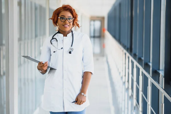 Pretty Young African American Medical Professional Standing Looking Camera Hospital — Stock Photo, Image