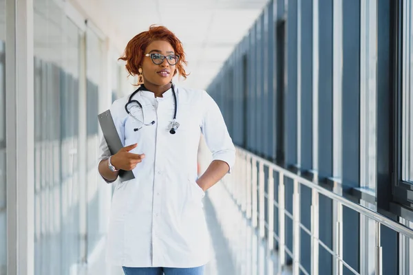 Retrato Médico Africano Médico Afroamericano Clínica Moderna — Foto de Stock