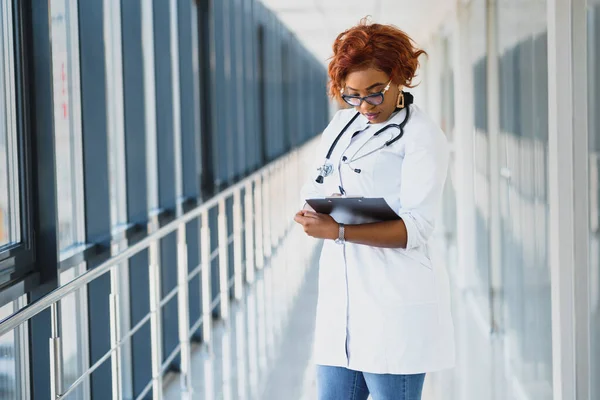 Portrait Pretty African Medical Doctor African American Doctor Modern Clinic — Stock Photo, Image