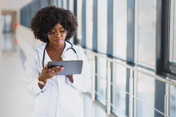 Médico Africano Feliz Usando Computador Tablet — Fotografia de Stock