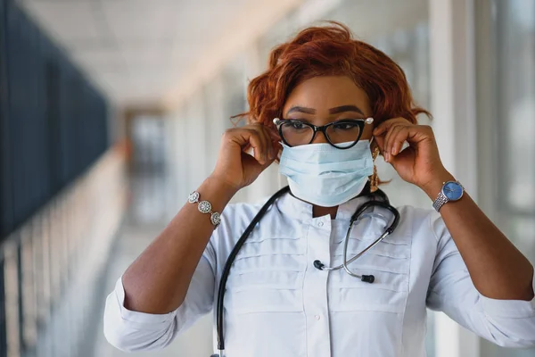 Young Attractive African Doctor Face Mask — Stock Photo, Image