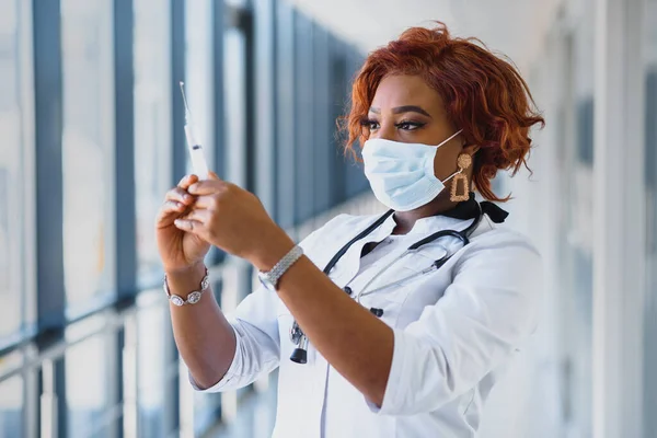 Young Smiling African American Doctor Medical Mask Holding Syringe — Stock Photo, Image