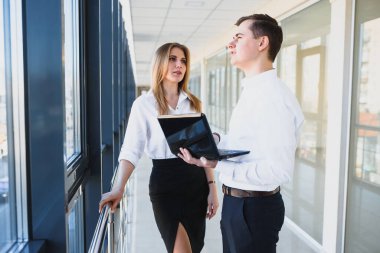 Ofis ortağı bilgi istatistiklerini internette gösteriyor. Patron, sekreter ya da asistan takım olarak çalışır. Meslektaşının fikrini sor. İş adamı meslektaşıyla internette sörf yapıyor..